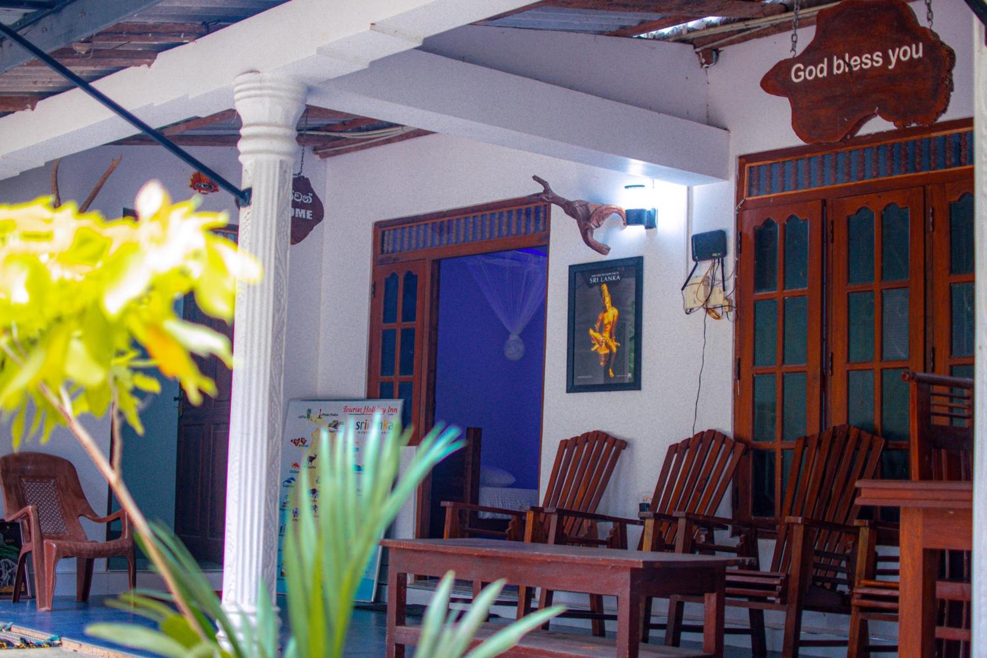 Tourist Holiday Inn Дамбулла Экстерьер фото